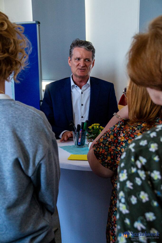 Dr. med. Gernot Rücker im Gespräch mit Teilnehmenden des Fachtages.