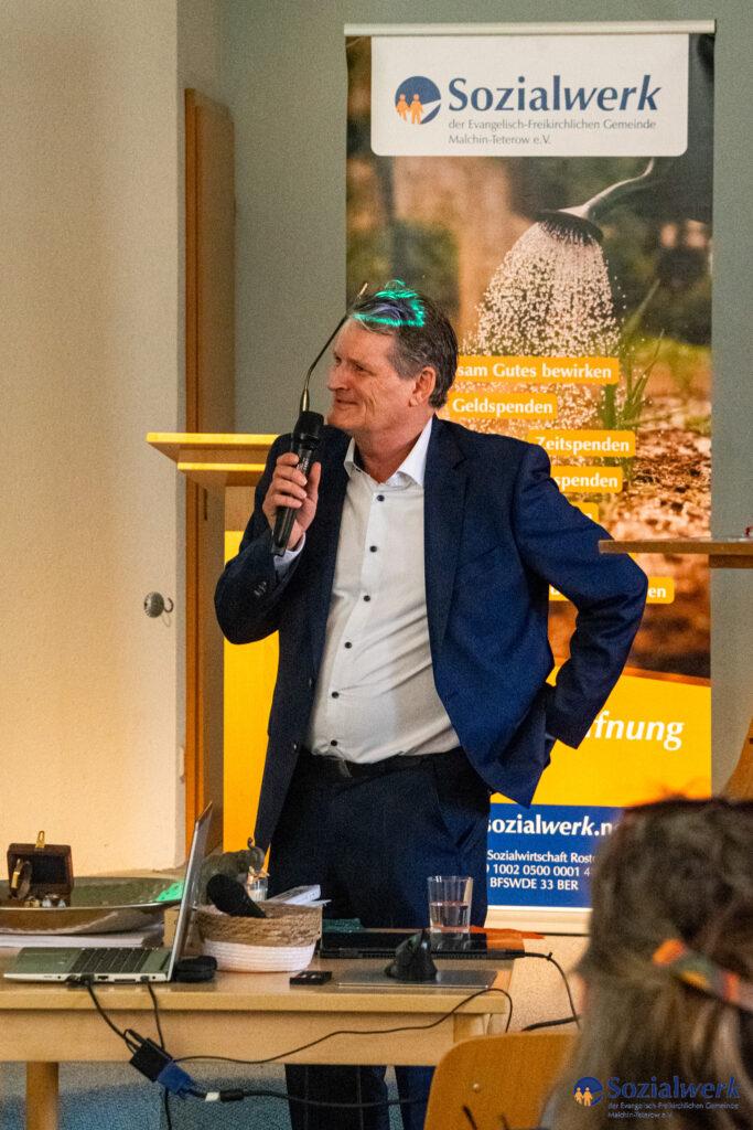 Dr. med. Gernot Rücker hält seinen Vortrag über Drogen und neue gesellschaftliche Aspekte des Drogenkonsums in Deutschland. 
